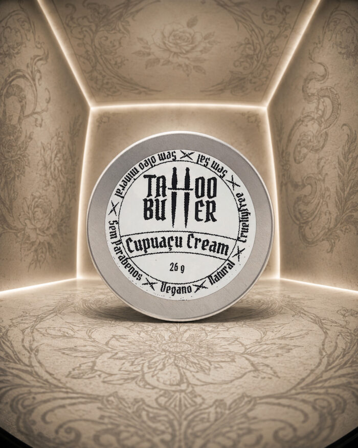 Latinha fechada da Tattoo Butter Cupuaçu Cream MATCHII de 26 g em cenário com arte de tatuagem.