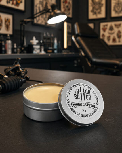 Tattoo Butter Cupuaçu Cream MATCHII aberta sobre bancada de estúdio, com tampa metálica ao lado.