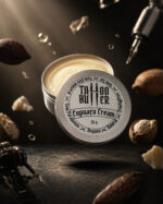 Tattoo Butter Cupuaçu Cream MATCHII aberta com cupuaçu, manteiga vegetal e equipamentos de tatuagem.