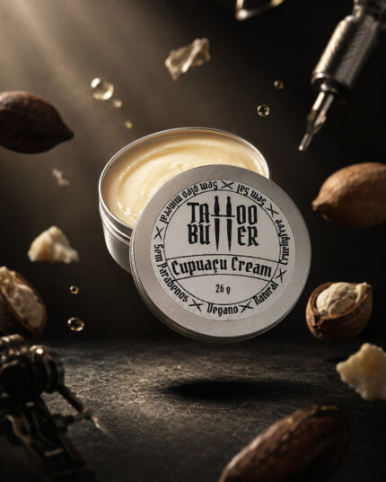 Tattoo Butter Cupuaçu Cream MATCHII aberta com cupuaçu, manteiga vegetal e equipamentos de tatuagem.