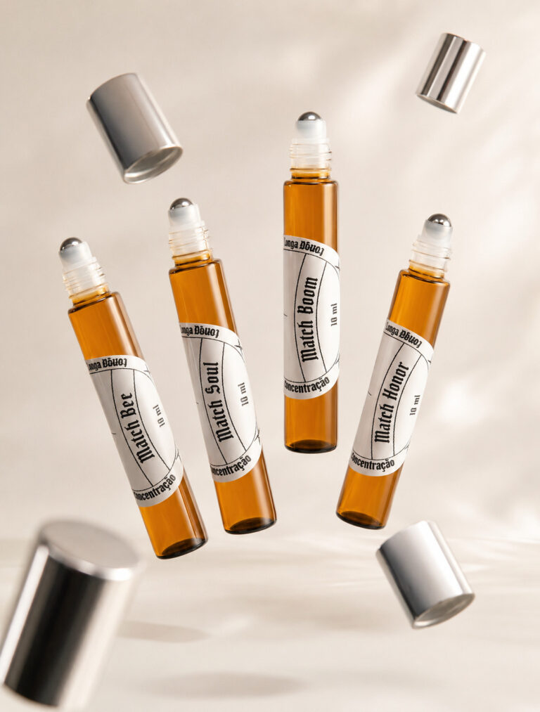 Kit Enigme MATCHII com quatro perfumes roll-on Eau de Parfum de 10 ml destacando frascos abertos, aplicadores e tampas suspensas.