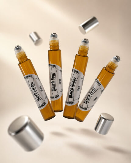quatro frascos de perfume bolsa feitos com vidro âmbar e pontas aplicadoras redondas deslizantes lado a lado flutuando com tampas prateadas voando ao redor