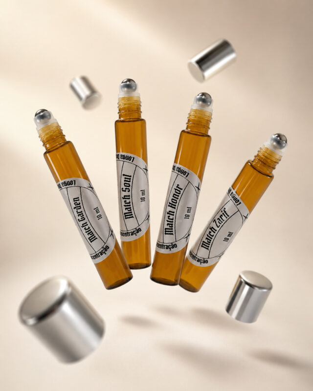 quatro frascos de perfume bolsa feitos com vidro âmbar e pontas aplicadoras redondas deslizantes lado a lado flutuando com tampas prateadas voando ao redor