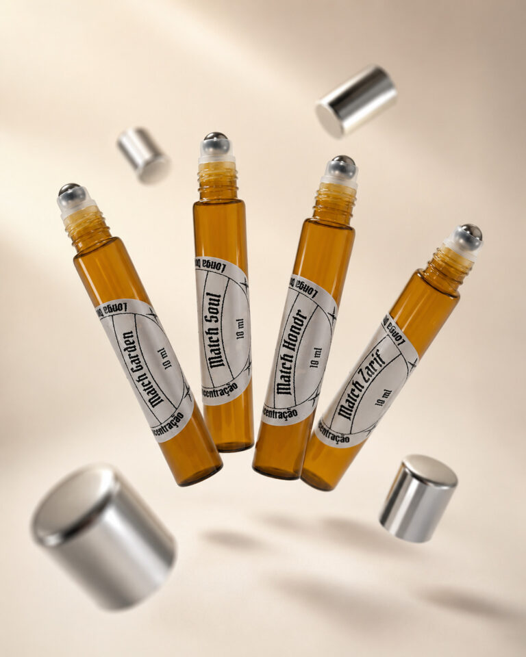 quatro frascos de perfume bolsa feitos com vidro âmbar e pontas aplicadoras redondas deslizantes lado a lado flutuando com tampas prateadas voando ao redor