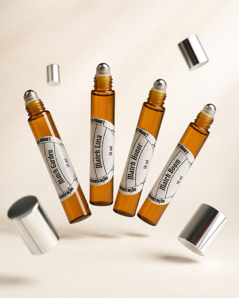 quatro frascos de perfume portátil feitos com vidro âmbar e pontas aplicadoras redondas deslizantes lado a lado flutuando com tampas prateadas orbitando ao redor