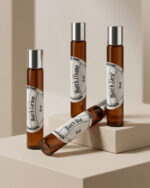 Fotografia de produto do Kit Supremée MATCHII reunindo Match Garden, Match Una, Match Efsane e Match Zarif em cenário minimalista, enfatizando alta concentração, longa duração, perfumes sem corantes, cruelty free e praticidade do formato roll-on.