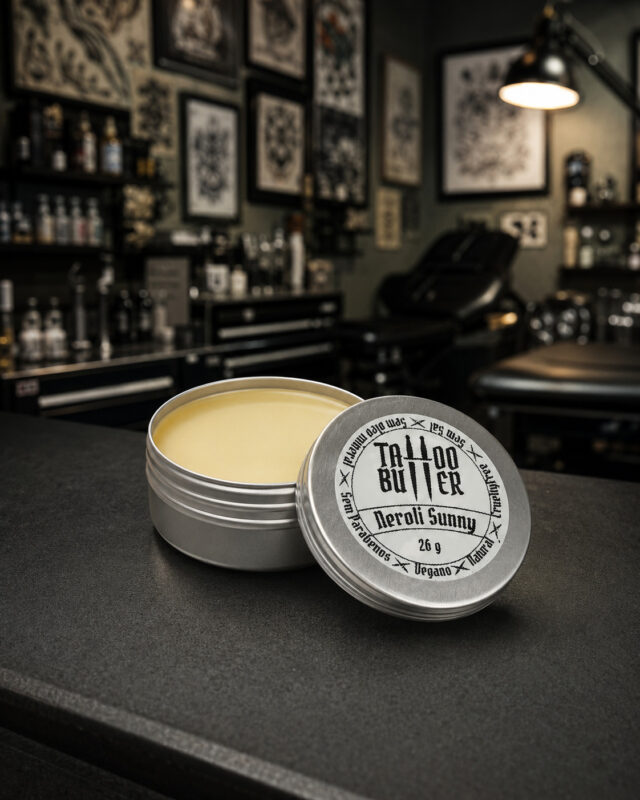 Tattoo Butter Neroli Sunny MATCHII aberta sobre bancada de estúdio, com a tampa metálica ao lado.