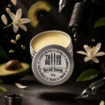 Tattoo Butter Neroli Sunny MATCHII aberta com flor de laranjeira, abacate e equipamentos de tatuagem.
