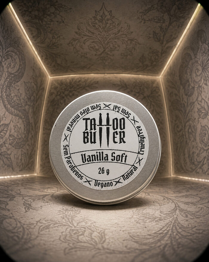 Latinha fechada da Tattoo Butter Vanilla Soft MATCHII de 26 g em cenário com ilustrações de tatuagem.