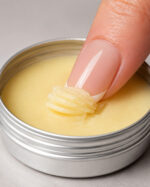 Dedo retira a textura sólida da Tattoo Butter Vanilla Soft MATCHII diretamente de uma latinha aberta de 26 g.